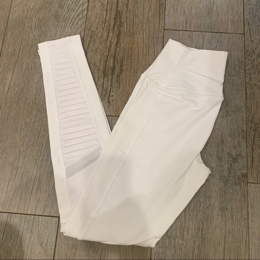 Alo Yoga white motto leggings size medium